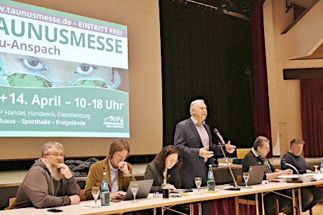 Vorstand beim Infoabend zur Taunusmesse